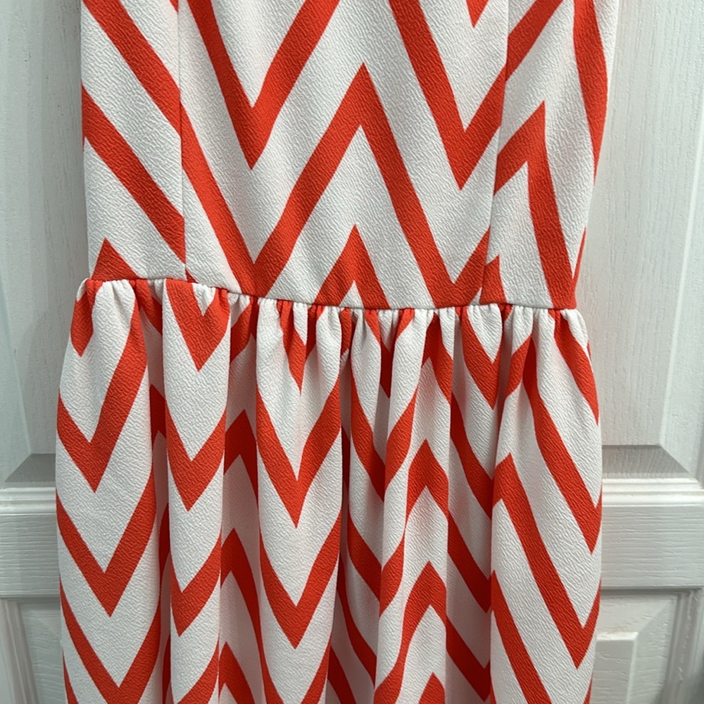 Small Chevron Pattern Dress - Picture 3 of 4